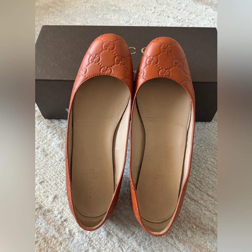 Gucci GG logo leather flats in size 37.5